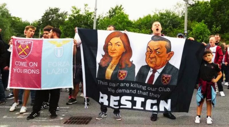 West Ham em crise: Adeptos contra David Sullivan